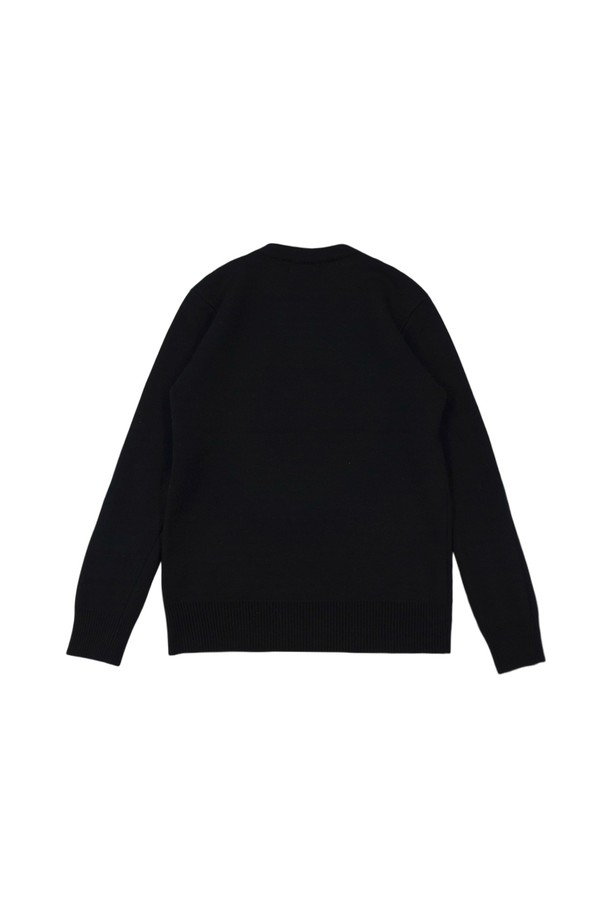 블랙 컬러의 스마일 발열 크루넥 니트입니다. 가을, 겨울 시즌에 어울리는 두꺼운 두께감의 니트 소재로 제작되어 따뜻하게 착용할 수 있습니다. 라운드넥 디자인과 레귤러핏으로 제작되어 베이직하면서도 미니멀, 클래식, 캐주얼 스타일을 연출하기 좋습니다. 부드러운 촉감과 발열 기능을 갖춰 편안함과 보온성을 동시에 제공하며, 무지 패턴의 긴소매 디자인으로 다양한 코디에 활용하기 용이합니다. 일상복으로 활용하기 좋은 아이템입니다.
