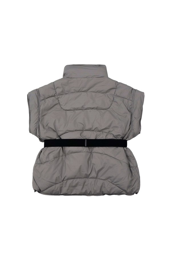 리버 벨트 패딩 GREY는 캐주얼 및 미니멀 스타일을 추구하는 분들을 위한 겨울철 필수 아이템입니다. 그레이 컬러의 무지 디자인으로 어떤 스타일에도 쉽게 매치할 수 있으며, 일상복으로 활용하기 좋습니다. 나일론 소재로 제작되어 두꺼운 두께감과 부드러운 촉감을 제공하며, 벨트 디테일이 더해져 세련된 느낌을 더합니다. 레귤러 핏에 집업 및 벨트 여밈 방식으로 편안함과 보온성을 동시에 잡았습니다. 민소매 디자인과 패딩 안감으로 겨울에도 따뜻하게 착용할 수 있습니다.
