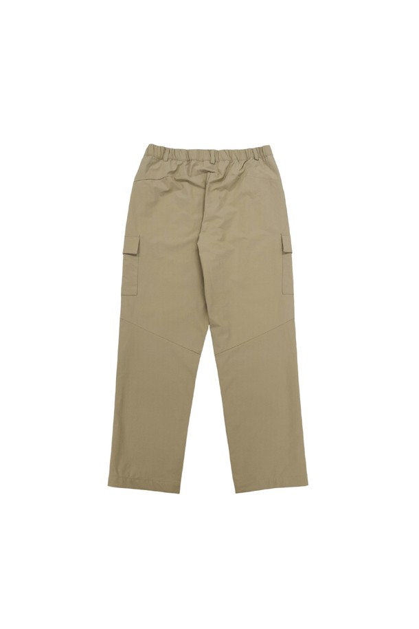 MEN'S 테크 릴랙스 핏 팬츠 베이지는 봄, 여름에 착용하기 좋은 남성용 바지입니다. 가볍고 부드러운 나일론 소재로 제작되어 편안한 착용감을 선사하며, 릴랙스 핏 디자인으로 활동성을 높였습니다. 무지 패턴에 베이지 컬러로 다양한 상의와 손쉽게 매치할 수 있으며, 캐주얼, 스포티, 미니멀 스타일을 모두 소화할 수 있습니다. 숏 기장으로 시원한 느낌을 주며, 측면 포켓과 카고 포켓을 갖춰 실용성까지 더했습니다. 여행룩, 휴가룩으로 활용하기 좋습니다.
