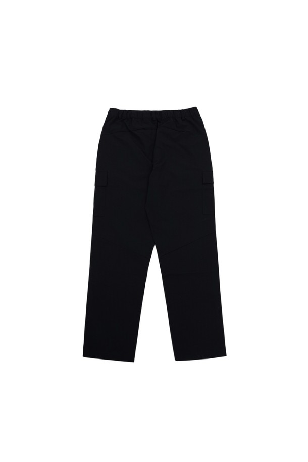 MEN'S 테크 릴렉스 핏 팬츠 BLACK는 남성을 위한 사계절용 바지로, 스포티하고 캐주얼한 스타일을 연출합니다. 나일론과 폴리에스테르 혼방 소재로 제작되어 얇고 부드러운 촉감을 제공하며, 흡습 및 속건 기능을 갖춰 활동적인 움직임에도 쾌적함을 유지합니다. 릴렉스 핏으로 편안한 착용감을 선사하며, 허리 밴딩과 신축성 있는 소재로 활동성을 높였습니다. 일상복은 물론 피트니스, 러닝룩으로 활용하기 좋은 미니멀한 디자인의 팬츠입니다.
