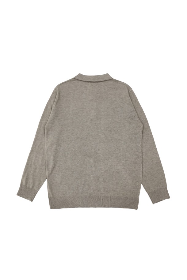 MEN'S 젠틀 베이직 폴로니트 BEIGE는 남성용 상의 니트/스웨터 제품입니다. 베이지 컬러의 울 소재를 사용하여 가을, 겨울에 착용하기 좋으며, 레귤러핏과 폴로넥 디자인으로 클래식, 미니멀, 캐주얼 스타일을 연출합니다. 두꺼운 두께감과 부드러운 촉감으로 포근함을 더하며, 긴소매와 무지 패턴이 특징입니다. 출근룩과 비즈니스 캐주얼에 적합한 MEN'S 젠틀 베이직 폴로니트는 당신의 겨울 스타일을 더욱 젠틀하게 만들어줄 것입니다.
