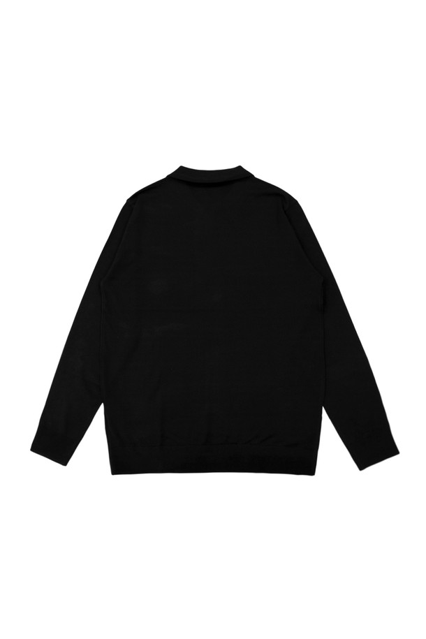 MEN'S 젠틀 베이직 폴로니트 BLACK는 남성용 상의 니트/스웨터 카테고리에 속하는 제품입니다. 가을, 겨울 시즌에 어울리며, 베이직한 스타일을 추구하는 분들을 위한 레귤러핏 폴로넥 긴소매 니트입니다. 부드러운 촉감의 니트 소재로 제작되어 편안한 착용감을 선사하며, 무지 디자인으로 다양한 스타일 연출이 용이합니다. 출근룩 또는 비즈니스 캐주얼에 활용하기 좋으며, 클래식, 미니멀, 캐주얼 스타일에 모두 잘 어울립니다.
