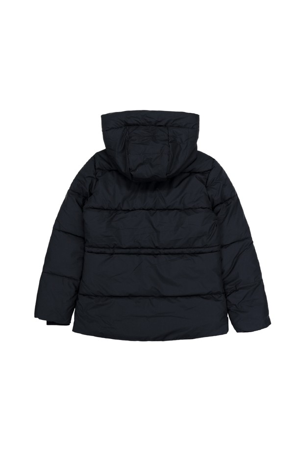 **샌더 후드 패딩 점퍼 BLACK**는 겨울철 추위를 막아줄 필수 아이템입니다. 넉넉한 오버핏에 부드러운 나일론 소재를 사용하여 편안한 착용감을 선사합니다. 무지 디자인과 블랙 컬러로 어떤 스타일에도 쉽게 매치할 수 있으며, 캐주얼, 스포티, 미니멀한 룩을 연출하기 좋습니다. 보온성과 방수 기능을 갖춰 일상생활은 물론 여행 시에도 유용하며, 후드와 긴 소매가 외부로부터 몸을 보호해 줍니다. 숏패딩 스타일로 활동성을 높여 출근룩, 여행룩에 모두 활용 가능합니다.
