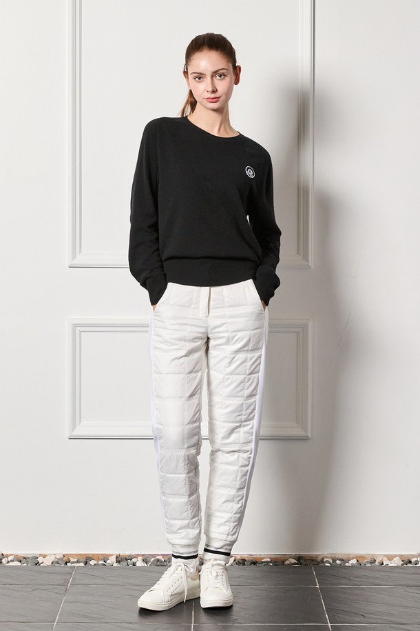 캐시미어 홀가먼트 라운드 BK는 여성용 상의로, 가을과 겨울에 따뜻하게 입을 수 있는 고급스러운 니트웨어입니다. 베이직하고 미니멀한 스타일로, 출근룩과 클래식 및 미니멀 스타일을 즐겨 입는 분들께 추천합니다. 부드러운 촉감의 캐시미어 소재로 제작되었으며, 두꺼운 두께감으로 포근함을 더했습니다. 홀가먼트 기법으로 제작되어 깔끔한 무지 디자인과 레귤러핏, 라운드넥, 긴소매가 특징입니다.
