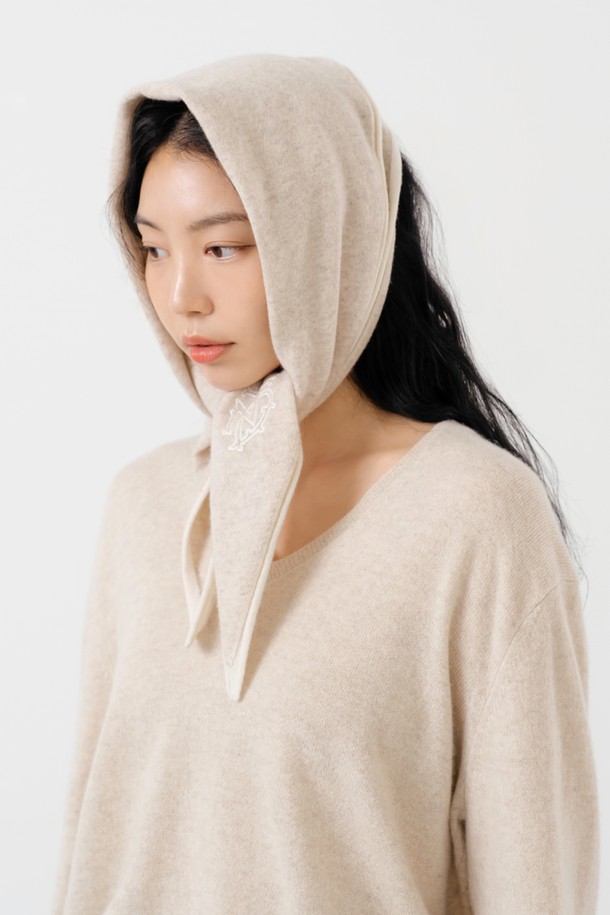 캐시미어 머플러 BG는 부드러운 촉감과 따뜻한 보온성을 제공하는 머플러입니다. 베이지, 스카이블루, 블랙, 그레이 4가지 색상으로 출시되어 다양한 스타일 연출이 가능합니다. 캐시미어와 울 소재의 혼방으로 제작되어 가볍게 착용할 수 있으며 심플하면서도 고급스러운 분위기를 자아냅니다. 로고와 배색 패턴으로 포인트를 더해 출근룩, 모임룩, 데이트룩 등 어떤 TPO에도 잘 어울리는 클래식, 미니멀, 시크 스타일을 완성해보세요.
