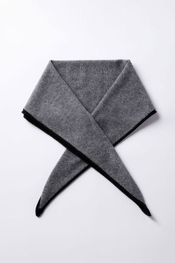 캐시미어 머플러 M/GY는 부드러운 촉감과 따뜻함을 선사하는 남녀공용 머플러입니다. 무지 디자인의 그레이 컬러로, 어떤 스타일에도 자연스럽게 매치하기 좋습니다. 가을, 겨울 시즌 보온성을 높여주어 출근룩이나 데이트룩에 활용하기 좋습니다. 클래식, 미니멀, 캐주얼 등 다양한 스타일 연출에 용이하며, 캐시미어 소재 특유의 고급스러운 분위기를 더해줍니다.
