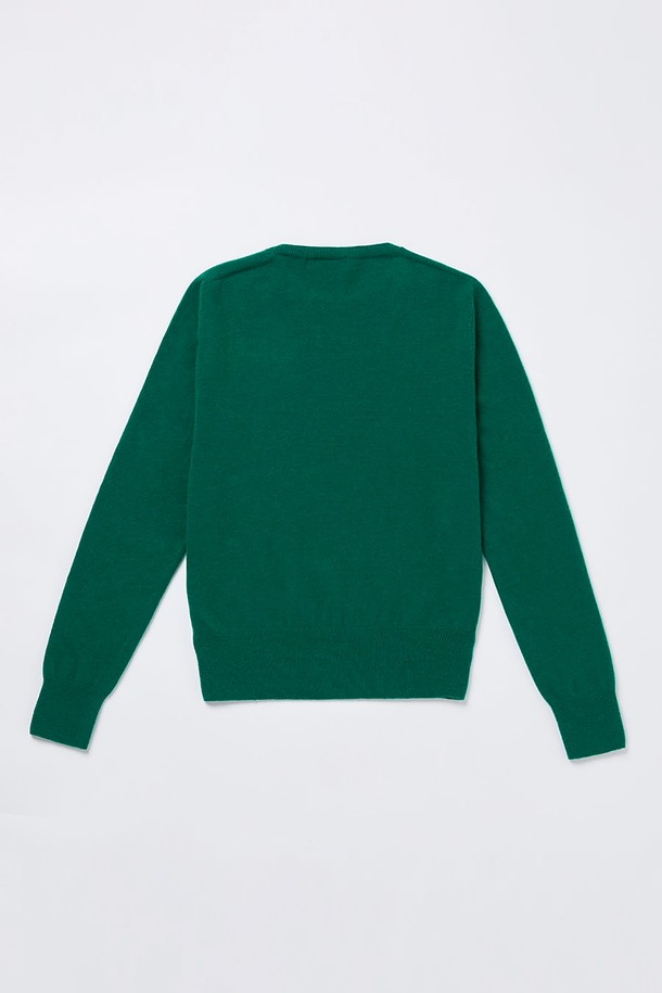 캐시미어 홀가먼트 라운드 GR은 부드러운 촉감의 캐시미어, 울, 레이온, 나일론 혼방 소재로 제작되어 봄, 가을 시즌에 착용하기 좋습니다. 무봉제 홀가먼트 기법으로 제작되어 편안한 착용감을 선사하며, 데일리웨어는 물론 출근룩, 모임룩 등 다양한 TPO에 활용할 수 있습니다. 베이직한 디자인에 NITINA 와펜 장식으로 포인트를 더했으며, 라운드넥과 긴소매, 레귤러 기장으로 클래식, 미니멀, 캐주얼 스타일 모두 소화 가능합니다. 두꺼운 두께감으로 따뜻함을 유지하며, 자연스러운 핏으로 편안하게 착용할 수 있습니다. 그린(Green), 블랙(Black), 피에스타 레드(Fiesta Red), 멜란지 그레이(Melange Grey) 4가지 색상으로 만나보세요.
