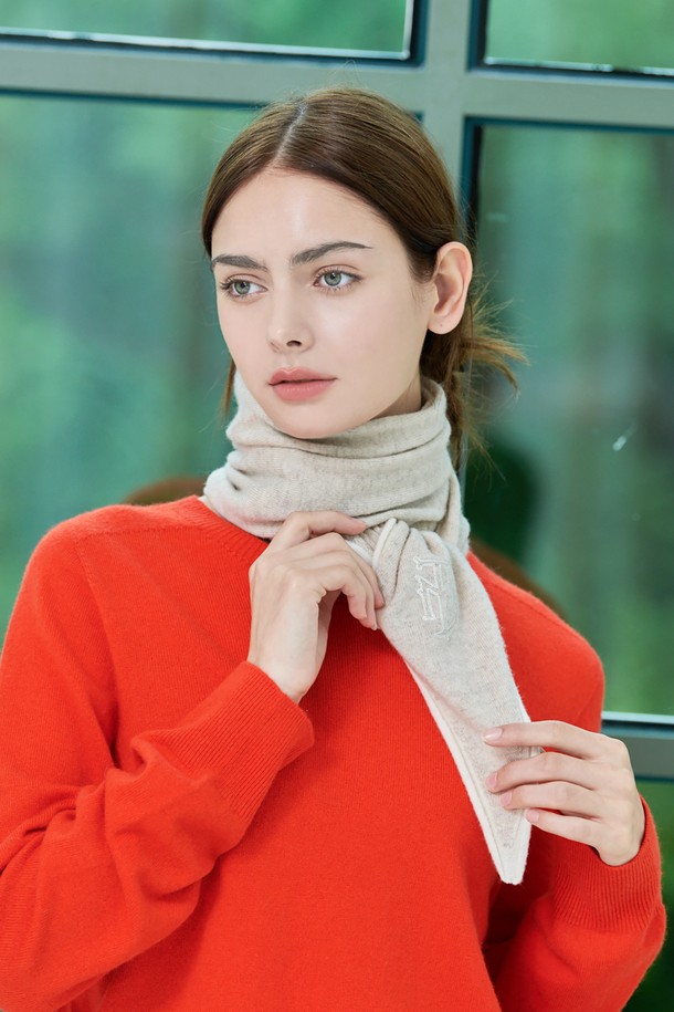 캐시미어 머플러 BG는 부드러운 촉감과 따뜻한 보온성을 제공하는 머플러입니다. 베이지, 스카이블루, 블랙, 그레이 4가지 색상으로 출시되어 다양한 스타일 연출이 가능합니다. 캐시미어와 울 소재의 혼방으로 제작되어 가볍게 착용할 수 있으며 심플하면서도 고급스러운 분위기를 자아냅니다. 로고와 배색 패턴으로 포인트를 더해 출근룩, 모임룩, 데이트룩 등 어떤 TPO에도 잘 어울리는 클래식, 미니멀, 시크 스타일을 완성해보세요.
