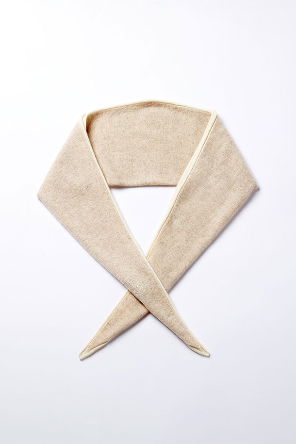 캐시미어 머플러 BG는 부드러운 촉감과 따뜻한 보온성을 제공하는 머플러입니다. 베이지, 스카이블루, 블랙, 그레이 4가지 색상으로 출시되어 다양한 스타일 연출이 가능합니다. 캐시미어와 울 소재의 혼방으로 제작되어 가볍게 착용할 수 있으며 심플하면서도 고급스러운 분위기를 자아냅니다. 로고와 배색 패턴으로 포인트를 더해 출근룩, 모임룩, 데이트룩 등 어떤 TPO에도 잘 어울리는 클래식, 미니멀, 시크 스타일을 완성해보세요.
