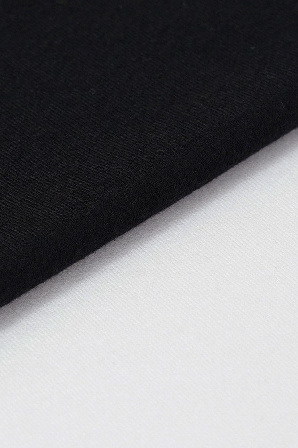 퍼션 마스크 스트링 폴라 티 WH는 여성용 폴라 티셔츠입니다. 부드러운 촉감의 면과 폴리에스테르 혼방 소재로 제작되었으며, 슬림핏 디자인으로 스포티하면서도 베이직한 스타일을 연출합니다. 봄, 여름, 겨울 시즌에 착용 가능하며, 일상 및 스포츠 활동에 모두 적합합니다. 마스크 일체형 디자인에 스트링 조절 기능이 있어 실용성을 높였으며, 니티나 시그니처 로고와 푸딩 스판 소재로 포인트를 더했습니다. 겨울 데일리룩, 피트니스룩, 러닝룩에 활용하기 좋은 아이템입니다.
