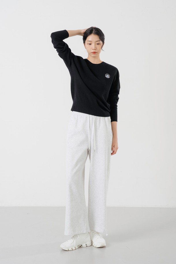 캐시미어 홀가먼트 라운드 BK는 여성용 상의로, 가을과 겨울에 따뜻하게 입을 수 있는 고급스러운 니트웨어입니다. 베이직하고 미니멀한 스타일로, 출근룩과 클래식 및 미니멀 스타일을 즐겨 입는 분들께 추천합니다. 부드러운 촉감의 캐시미어 소재로 제작되었으며, 두꺼운 두께감으로 포근함을 더했습니다. 홀가먼트 기법으로 제작되어 깔끔한 무지 디자인과 레귤러핏, 라운드넥, 긴소매가 특징입니다.
