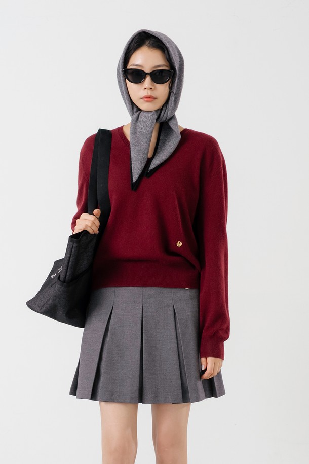 캐시미어 머플러 M/GY는 부드러운 촉감과 따뜻함을 선사하는 남녀공용 머플러입니다. 무지 디자인의 그레이 컬러로, 어떤 스타일에도 자연스럽게 매치하기 좋습니다. 가을, 겨울 시즌 보온성을 높여주어 출근룩이나 데이트룩에 활용하기 좋습니다. 클래식, 미니멀, 캐주얼 등 다양한 스타일 연출에 용이하며, 캐시미어 소재 특유의 고급스러운 분위기를 더해줍니다.
