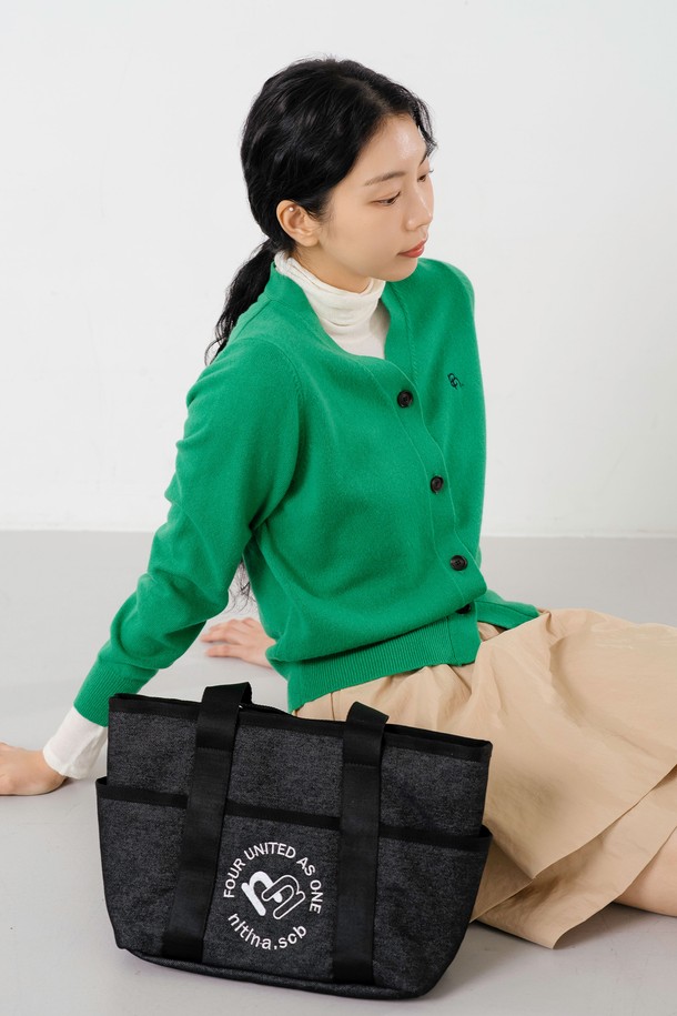 베이직 울 가디건 GR은 가을과 겨울에 착용하기 좋은 여성용 가디건입니다. 부드러운 울 소재로 제작되어 포근하고 따뜻한 착용감을 선사하며, 레귤러 핏과 브이넥 디자인으로 편안하면서도 세련된 스타일을 연출합니다. 무지 패턴의 그레이 컬러로 어떤 옷에도 쉽게 매치할 수 있어 활용도가 높습니다. 캐주얼, 클래식, 미니멀 등 다양한 스타일을 소화하며, 일상에서 편안하게 즐겨 입을 수 있습니다. 긴 소매 기장으로 간절기부터 겨울까지 따뜻하게 입을 수 있는 기본 아이템입니다.
