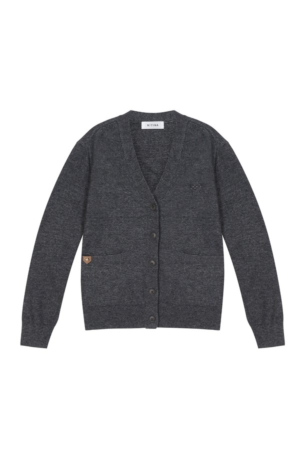 다크 그레이 컬러의 캐시미어 브이넥 가디건입니다. 부드러운 촉감과 중간 두께감으로 봄, 가을, 겨울 데일리웨어로 활용하기 좋습니다. 레귤러핏에 긴 소매 기장으로 제작되었으며 베이직한 스타일을 연출합니다. 가슴 부분에는 NITINA 시그니처 자수 디테일이 있으며, 에지 리브 마감과 중간 신축성으로 편안함을 더했습니다. 데이트룩, 카페룩, 겨울 데일리룩 등 다양한 TPO에 클래식, 미니멀, 캐주얼 스타일로 코디할 수 있습니다.
