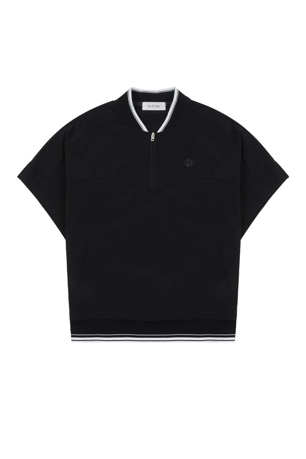 **윈드 집업 베스트 BK**는 여성용 윈드 집업 베스트로, 봄, 가을 시즌에 활용하기 좋습니다. 블랙과 화이트 두 가지 색상으로 출시되었으며, 일상 및 스포츠 활동 시 착용하기 좋습니다. 부드러운 레이온과 폴리에스테르 혼방 소재로 제작되어 편안한 착용감을 제공하며, 중간 두께감으로 간절기 날씨에 적합합니다. 넥 부분과 옆면에 트리플 스냅 버튼, 밑단 니트 립 디테일, 포켓, 깊은 암홀 디테일이 특징이며, 방풍 기능과 경량성을 갖춰 산책룩, 피트니스룩, 여행룩 등 다양한 TPO에 스포티, 캐주얼, 미니멀 스타일로 연출하기 좋습니다. 민소매 디자인에 레귤러핏으로 제작되었습니다.
