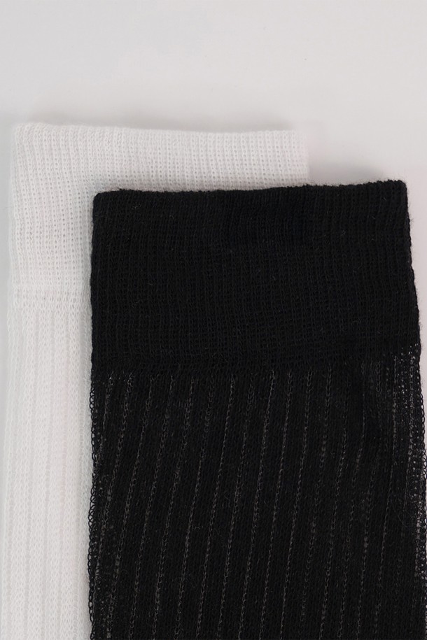 **[GIFT PACK 10%] 썸머 쿨 니삭스 2종 SET (2차)**

시원하고 스타일리시한 여름을 위한 여성용 썸머 쿨 니삭스 2종 세트입니다. 면, 모달, 폴리우레탄, 폴리에스테르 혼방 소재로 제작되어 부드러운 촉감과 뛰어난 통기성을 자랑합니다. 얇은 두께감과 시스루 디테일, 스트라이프 패턴으로 미니멀하면서도 클래식한 무드를 연출하며, 데이트룩, 카페룩 등 다양한 TPO에 활용 가능합니다. 스포티한 디자인으로 활동성을 더했으며, 니삭스 길이로 다리 라인을 더욱 돋보이게 해줍니다. 블랙, 화이트 두 가지 색상으로 구성되어 어떤 스타일에도 쉽게 매치할 수 있습니다.
