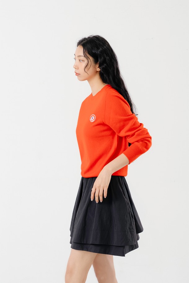 캐시미어 홀가먼트 라운드 F/RD는 부드러운 촉감의 캐시미어 소재로 제작되어 가을, 겨울 시즌에 따뜻하게 착용하기 좋은 여성용 니트입니다. 라운드넥 디자인과 베이직, 캐주얼 스타일로 다양한 골프룩에 활용하기 좋으며, 미니멀하고 클래식한 분위기를 연출합니다. 홀가먼트 기법으로 제작되어 편안한 착용감을 선사하며, 무지 디자인으로 어떤 하의와도 쉽게 매치할 수 있습니다. 골프를 즐기는 여성분들을 위한 활용도 높은 아이템입니다.
