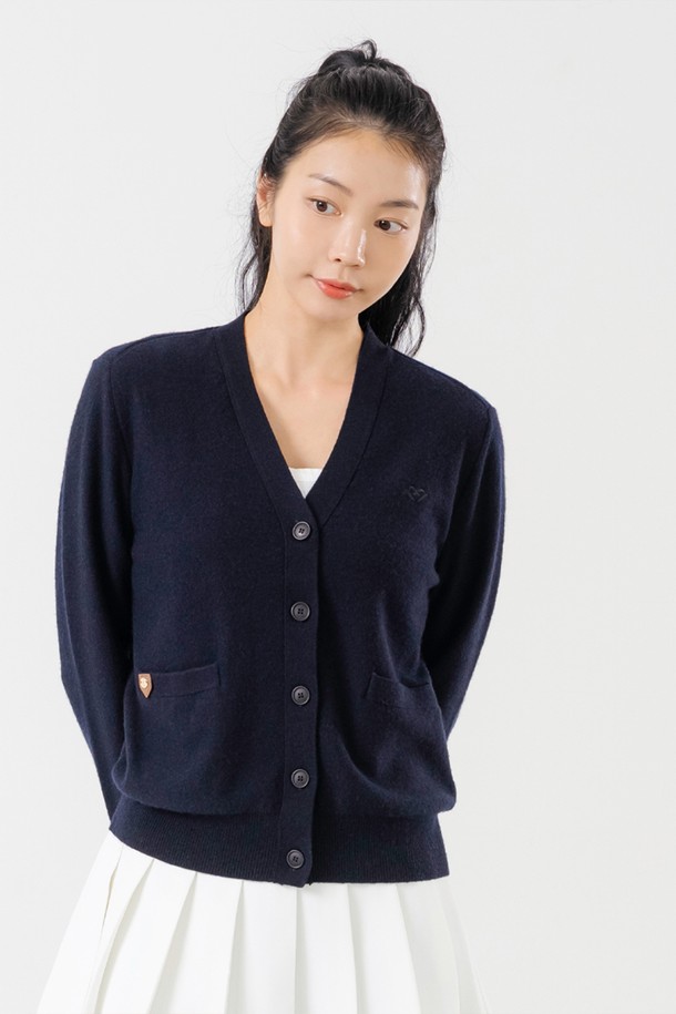 **캐시미어 브이넥 가디건 D/NY**는 여성 의류로, 세련되고 심플한 스타일을 연출합니다. 다크네이비, 오렌지, 골프그린, 다크그레이 4가지 색상으로 출시되었으며, 봄, 가을, 겨울에 착용하기 좋습니다. 부드러운 캐시미어, 울, 레이온, 나일론 혼방 소재로 제작되어 편안한 착용감을 선사합니다. NITINA 시그니처 자수와 에지 리브 마감 디테일이 돋보이며, 자연스러운 핏의 긴소매 브이넥 디자인입니다. 오피스룩과 모임룩은 물론, 클래식, 미니멀, 캐주얼 스타일에도 잘 어울립니다.
