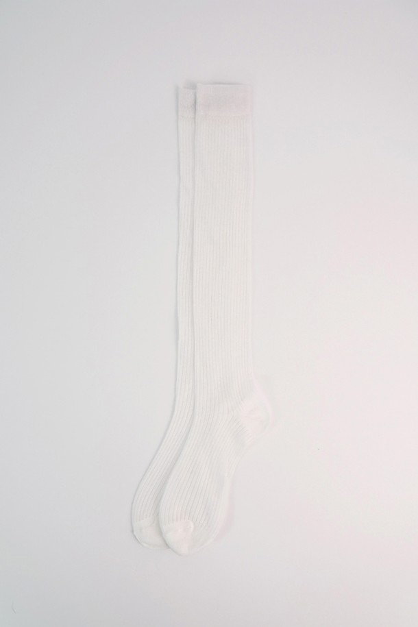 **[GIFT PACK 10%] 썸머 쿨 니삭스 2종 SET (2차)**

시원하고 스타일리시한 여름을 위한 여성용 썸머 쿨 니삭스 2종 세트입니다. 면, 모달, 폴리우레탄, 폴리에스테르 혼방 소재로 제작되어 부드러운 촉감과 뛰어난 통기성을 자랑합니다. 얇은 두께감과 시스루 디테일, 스트라이프 패턴으로 미니멀하면서도 클래식한 무드를 연출하며, 데이트룩, 카페룩 등 다양한 TPO에 활용 가능합니다. 스포티한 디자인으로 활동성을 더했으며, 니삭스 길이로 다리 라인을 더욱 돋보이게 해줍니다. 블랙, 화이트 두 가지 색상으로 구성되어 어떤 스타일에도 쉽게 매치할 수 있습니다.
