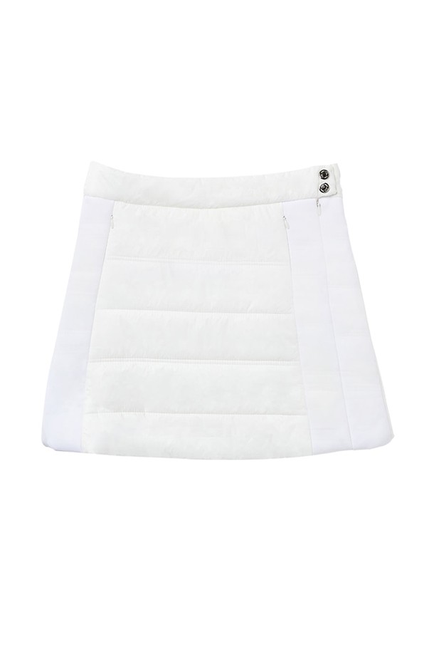 Light(라이트) 패딩 스커트 WH는 겨울철 일상, 산책, 여행 시 따뜻함과 스타일을 모두 잡을 수 있는 여성용 패딩 스커트입니다. 부드러운 플리스와 나일론 소재로 제작되어 포근한 촉감을 선사하며, 슬림핏 디자인으로 날씬한 실루엣을 연출합니다. 무지 디자인에 화이트, 블루, 블랙 세 가지 색상으로 출시되어 어떤 코디에도 잘 어울립니다. 두꺼운 두께감으로 보온성을 높였으며, 방풍 안감과 탈부착 이너팬츠가 더해져 더욱 따뜻하고 편안하게 착용할 수 있습니다. 사이드 지퍼와 지퍼 포켓 디테일로 실용성을 더한 슬림핏 패딩 스커트입니다.
