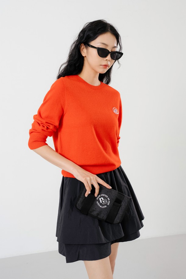 캐시미어 홀가먼트 라운드 F/RD는 부드러운 촉감의 캐시미어 소재로 제작되어 가을, 겨울 시즌에 따뜻하게 착용하기 좋은 여성용 니트입니다. 라운드넥 디자인과 베이직, 캐주얼 스타일로 다양한 골프룩에 활용하기 좋으며, 미니멀하고 클래식한 분위기를 연출합니다. 홀가먼트 기법으로 제작되어 편안한 착용감을 선사하며, 무지 디자인으로 어떤 하의와도 쉽게 매치할 수 있습니다. 골프를 즐기는 여성분들을 위한 활용도 높은 아이템입니다.
