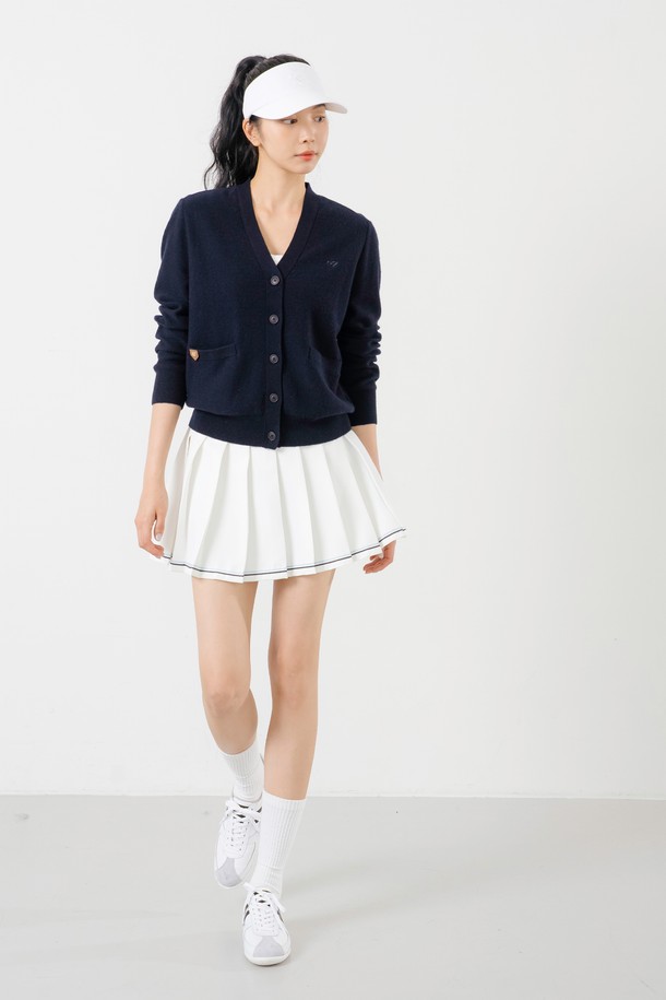 **캐시미어 브이넥 가디건 D/NY**는 여성 의류로, 세련되고 심플한 스타일을 연출합니다. 다크네이비, 오렌지, 골프그린, 다크그레이 4가지 색상으로 출시되었으며, 봄, 가을, 겨울에 착용하기 좋습니다. 부드러운 캐시미어, 울, 레이온, 나일론 혼방 소재로 제작되어 편안한 착용감을 선사합니다. NITINA 시그니처 자수와 에지 리브 마감 디테일이 돋보이며, 자연스러운 핏의 긴소매 브이넥 디자인입니다. 오피스룩과 모임룩은 물론, 클래식, 미니멀, 캐주얼 스타일에도 잘 어울립니다.
