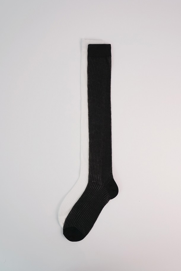 **[GIFT PACK 10%] 썸머 쿨 니삭스 2종 SET (2차)**

시원하고 스타일리시한 여름을 위한 여성용 썸머 쿨 니삭스 2종 세트입니다. 면, 모달, 폴리우레탄, 폴리에스테르 혼방 소재로 제작되어 부드러운 촉감과 뛰어난 통기성을 자랑합니다. 얇은 두께감과 시스루 디테일, 스트라이프 패턴으로 미니멀하면서도 클래식한 무드를 연출하며, 데이트룩, 카페룩 등 다양한 TPO에 활용 가능합니다. 스포티한 디자인으로 활동성을 더했으며, 니삭스 길이로 다리 라인을 더욱 돋보이게 해줍니다. 블랙, 화이트 두 가지 색상으로 구성되어 어떤 스타일에도 쉽게 매치할 수 있습니다.
