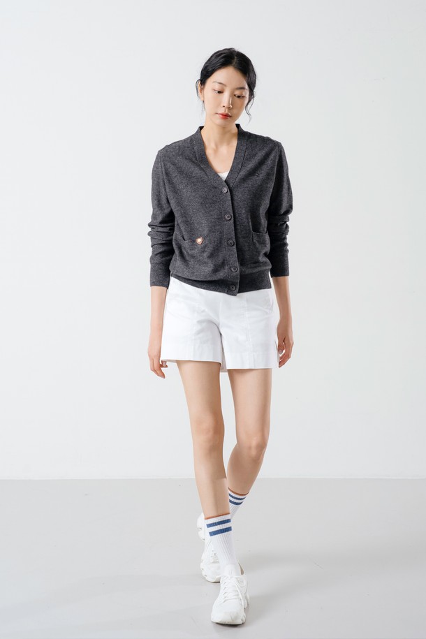 다크 그레이 컬러의 캐시미어 브이넥 가디건입니다. 부드러운 촉감과 중간 두께감으로 봄, 가을, 겨울 데일리웨어로 활용하기 좋습니다. 레귤러핏에 긴 소매 기장으로 제작되었으며 베이직한 스타일을 연출합니다. 가슴 부분에는 NITINA 시그니처 자수 디테일이 있으며, 에지 리브 마감과 중간 신축성으로 편안함을 더했습니다. 데이트룩, 카페룩, 겨울 데일리룩 등 다양한 TPO에 클래식, 미니멀, 캐주얼 스타일로 코디할 수 있습니다.
