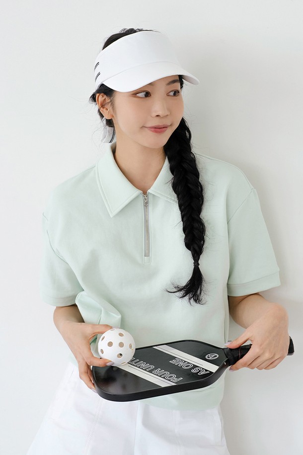 리싸이클 카라 집업 스웻셔츠 L/G는 캐주얼, 스포티한 스타일을 연출할 수 있는 공용 상의입니다. 라이트 그린, 아이보리, 멜란지 그레이 세 가지 색상으로 출시되었으며, 봄, 가을 시즌에 적합합니다. 면과 폴리에스터 혼방의 부드러운 소재로 제작되었으며, 중간 두께감으로 편안한 착용감을 제공합니다. 캐주얼핏에 카라넥 디자인, 집업 여밈 방식, 사이드 포켓, 브랜드 로고 자수 디테일이 특징입니다. 일상, 스포츠 활동 시 간편하게 착용하기 좋으며, 리사이클 소재를 사용하여 제작되었습니다.
