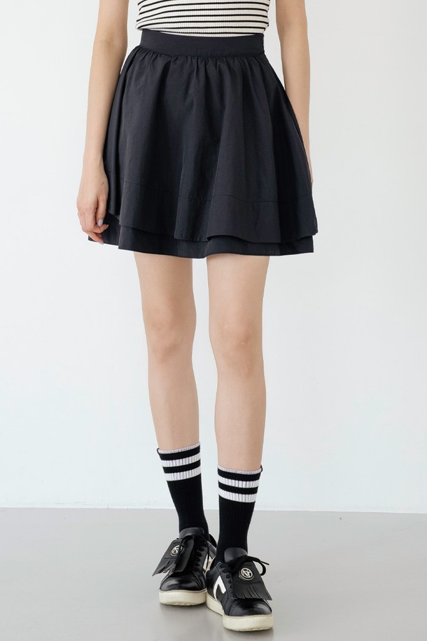 샤이니 더블 플레어 스커트 BK는 페미닌하고 캐주얼한 스타일을 연출하는 여성용 플레어 스커트입니다. 블랙, 스카이블루, 베이지, 화이트 4가지 색상으로 출시되어 다양한 상의와 매치하기 용이합니다. 봄, 가을, 겨울 시즌에 적합하며, 중간 두께감의 나일론과 플리스 소재로 제작되어 부드러운 촉감을 선사합니다. 은은한 광택감과 중간 신축성이 특징이며, 이중 구조의 비대칭 디자인과 플레어 핏으로 여성스러운 실루엣을 강조합니다. 데이트룩, 미니멀, 클래식 스타일에 활용하기 좋으며, 속바지가 포함되어 편안하게 착용할 수 있습니다.
