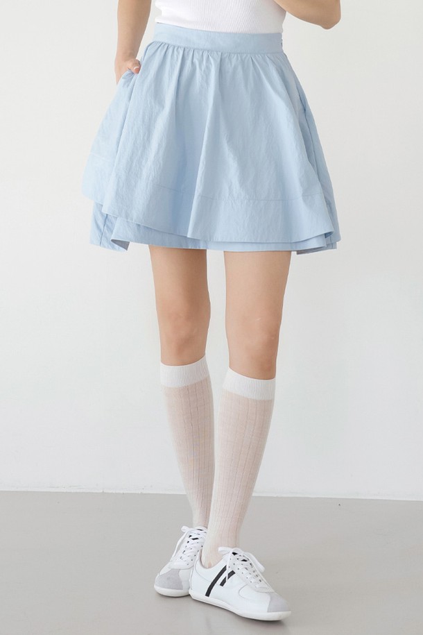 샤이니 더블 플레어 스커트 S/BL는 여성용 플레어 스커트로, 페미닌하고 우아한 스타일을 연출합니다. 부드러운 촉감의 나일론, 플리스 혼방 소재로 제작되었으며, 안감이 있어 편안하게 착용할 수 있습니다. 스카이블루, 베이지, 화이트, 블랙 4가지 컬러로 출시되어 다양한 코디에 활용하기 좋습니다. 더블레이어드 비대칭 디자인과 자연스러운 드레이핑, 은은한 광택감이 특징이며, 이너 숏팬츠가 포함되어 있어 활동성을 높였습니다. 데이트룩, 카페룩, 모임룩 등 TPO에 맞춰 클래식, 미니멀, 로맨틱 스타일을 연출해보세요.
