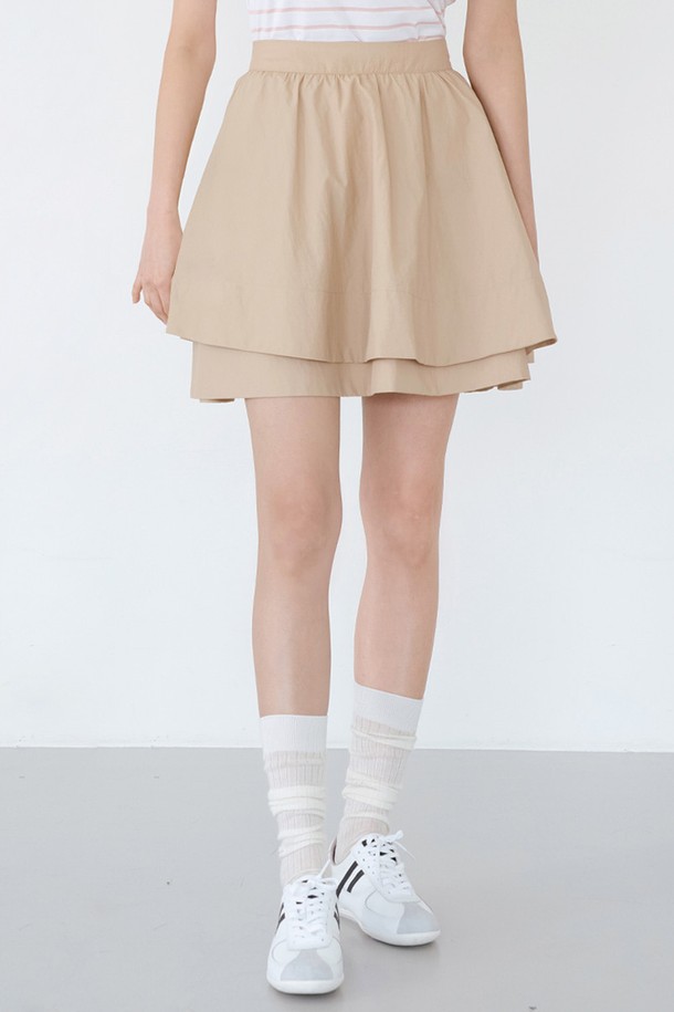 샤이니 더블 플레어 스커트 BG는 여성 의류로, 엘레강스하고 페미닌한 스타일을 연출합니다. 봄, 가을에 적합하며, 화이트, 블랙, 스카이블루, 베이지 4가지 컬러로 제공됩니다. 부드러운 촉감의 나일론, 플리스 혼방 소재에, 플레어 핏과 더블레이어드 치마 타입으로 디자인되었습니다. 비침을 방지하며, 신축성이 좋아 편안하게 착용할 수 있으며, 이너팬츠가 포함되어 활동성을 높였습니다. 데이트룩, 카페룩, 모임룩에 잘 어울리며, 클래식, 미니멀, 로맨틱 스타일을 모두 소화할 수 있습니다.
