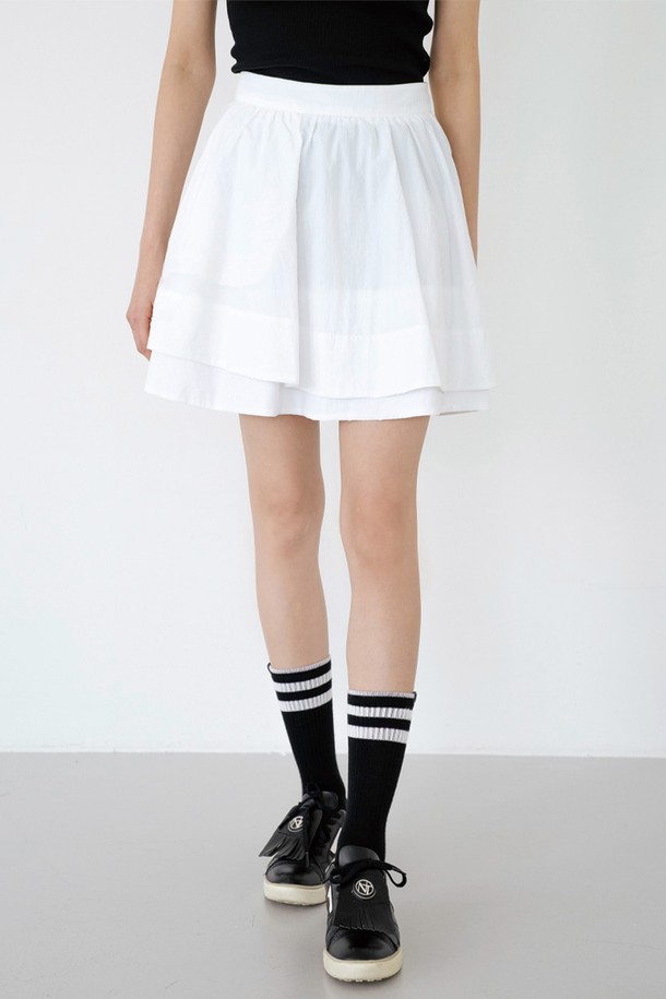 샤이니 더블 플레어 스커트 WH는 여성 고객을 위한 플레어 스커트입니다. 봄, 여름, 가을 계절에 어울리며, 페미닌하고 클래식한 스타일을 연출합니다. 부드러운 촉감의 나일론과 플리스 소재로 제작되었으며, 슬림한 핏과 은은한 광택감이 특징입니다. 더블레이어드 비대칭 디자인과 이너 팬츠가 포함되어 있어 편안하게 착용할 수 있습니다. 데이트룩, 카페룩, 모임룩 등 다양한 TPO에 맞춰 클래식하고 미니멀한 스타일을 완성해보세요.
