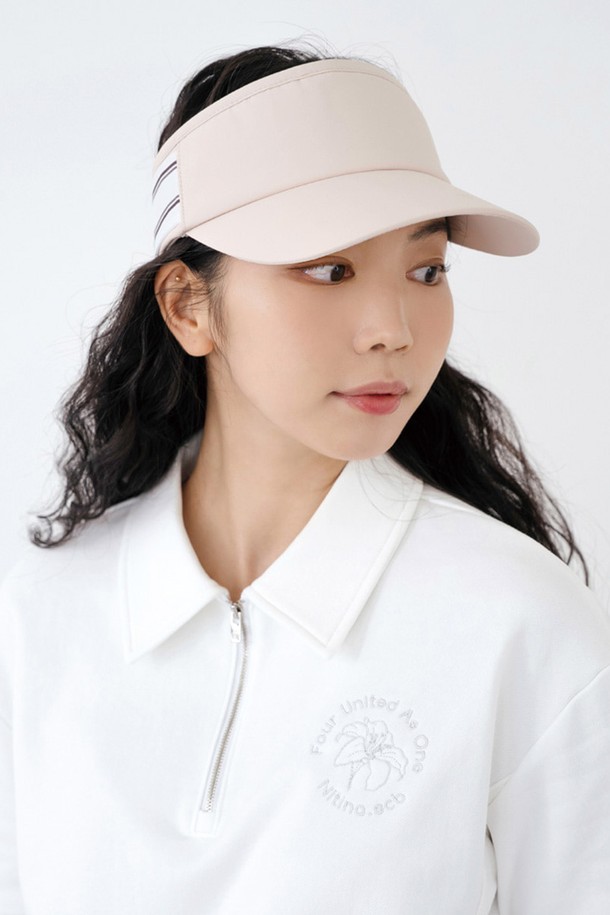 에센셜 리본 선바이저 BG는 햇빛을 가려주는 여성 선바이저입니다. 베이지, 화이트, 블랙 세 가지 색상으로 출시되어 다양한 스타일에 매치하기 용이합니다. 챙 넓이는 8.5cm이며, 폴리에스테르 소재로 제작되어 가볍고 편안한 착용감을 제공합니다. 벨크로 스트랩으로 사이즈 조절이 가능하며, 스카프 형태의 실루엣과 리본 디자인으로 여성스러운 분위기를 연출합니다. 이마 부분은 메쉬 안감 처리가 되어 흡습 기능까지 갖춰, 여행, 휴가, 리조트룩에 활용하기 좋습니다.
