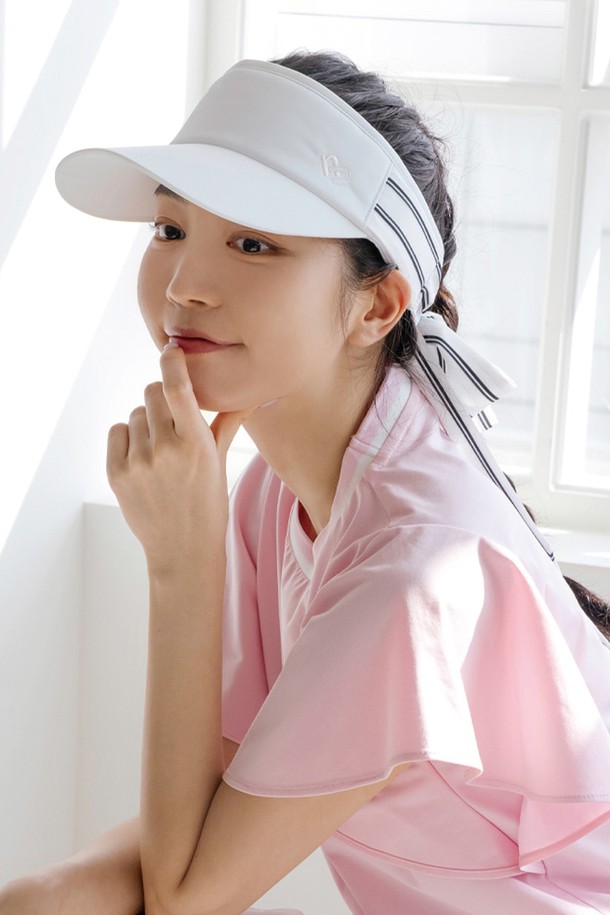 에센셜 리본 선바이저 WH (2차)는 여성 고객을 위한 선바이저입니다. 폴리에스터 소재로 제작되어 봄, 여름 계절에 착용하기 좋으며, 챙 넓이는 8.5cm입니다. 베이직한 디자인에 리본과 스트랩으로 포인트를 더해 클래식, 미니멀, 리조트 스타일에 잘 어울립니다. 흡습 기능이 있으며, 배색 로고 스트랩 디자인과 스카프를 두른 듯한 실루엣이 특징입니다. 뒷면 벨크로 스트랩으로 사이즈 조절이 가능하며, 이마 부분은 엠보 메쉬 안감 처리되어 편안한 착용감을 선사합니다.
