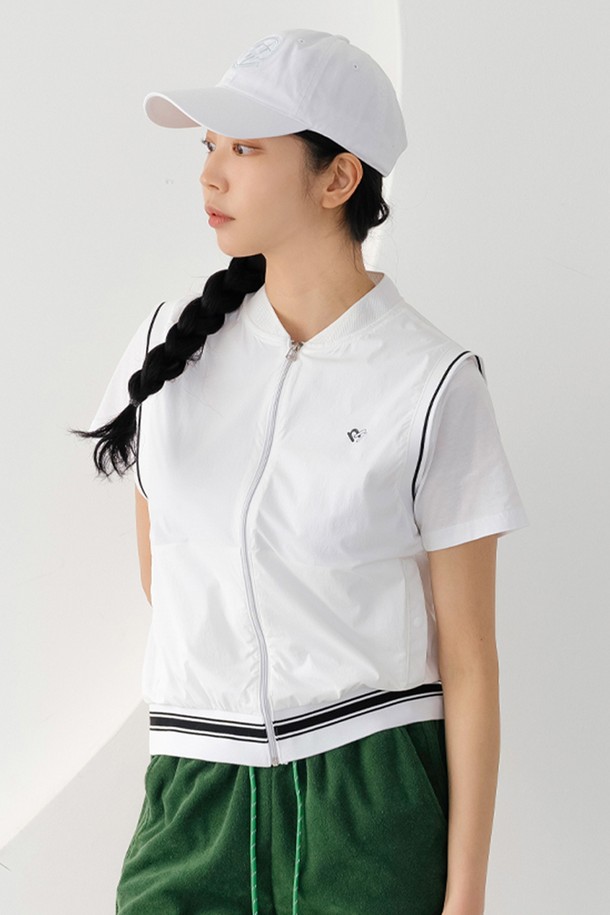 **경량) 썸머 윈드 베스트 WH**는 여름철 스포츠 활동이나 일상에서 가볍게 걸치기 좋은 여성용 베스트입니다. 화이트, 블랙 두 가지 색상으로 출시되었으며, 스포티하고 캐주얼한 스타일을 연출할 수 있습니다. 얇고 부드러운 나일론, 스판덱스, 폴리에스테르, 폴리우레탄 혼방 소재로 제작되어 흡습, 속건, 경량, 신축성, 통기성이 뛰어납니다. 메쉬 네크라인 디자인과 소매/밑단 스트라이프 립 디테일이 돋보이며, 주름 방지 기능으로 활동성을 높였습니다. 피트니스룩, 러닝룩, 요가/필라테스룩 등 다양한 TPO에 활용 가능합니다.
