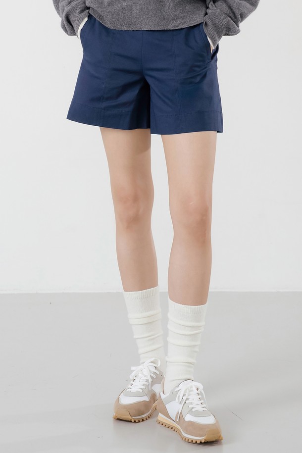 베이직 스티치 숏팬츠 NY는 여성 의류로, 봄, 여름 시즌에 활용하기 좋은 숏팬츠입니다. 네이비, 베이지, 화이트, 그린 4가지 색상으로 출시되었으며, 일상, 스포츠, 데일리룩, 라운딩 등 다양한 TPO에 맞춰 입을 수 있습니다. A라인 핏에 면과 폴리우레탄 혼방 소재로 제작되어 부드러운 촉감과 뛰어난 신축성을 자랑합니다. 허리 E-밴딩 처리와 페이크 포켓 디테일, 중심 수직 스티치로 포인트를 더했으며, 여성스러운 핏을 연출해 줍니다. 미니멀, 캐주얼, 클래식 스타일을 즐겨 입는 분들께 추천합니다.
