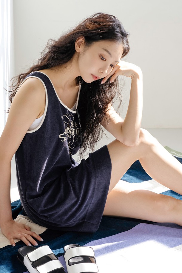 네이비, 그린, 화이트, 핑크 4가지 색상으로 출시된 테리 프린팅 원피스 NY입니다. 면과 나일론 혼방 소재로 제작되어 부드러운 촉감과 흡습 기능으로 쾌적하게 착용할 수 있습니다. 라운드넥에 민소매 디자인이며, 넥라인과 암홀 라인에 배색 립 처리를 더해 스포티하면서 캐주얼한 스타일을 연출합니다. 앞뒤 양면 착용이 가능하며, 하트 자수 디테일로 포인트를 주었습니다. 신축성이 좋아 활동성이 뛰어나며, 골프룩, 휴가룩 등 다양한 TPO에 활용 가능합니다.
