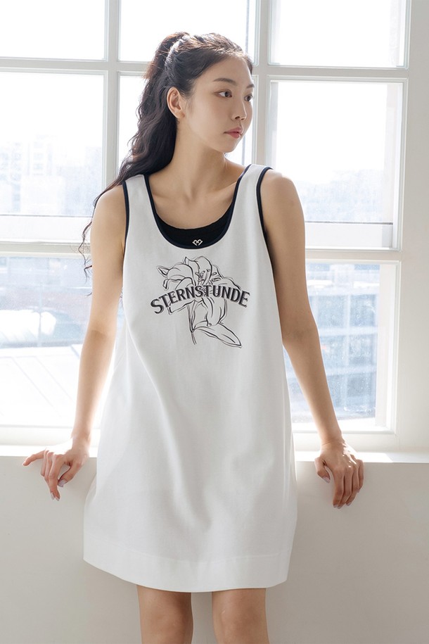 테리 프린팅 원피스 WH는 여성용으로, 부드러운 촉감의 면과 나일론 혼방 소재로 제작되어 흡습 기능이 뛰어납니다. 봄, 여름, 가을 계절에 맞춰 일상 및 스포츠 활동에 적합하며, 앞뒤 양면 착용이 가능하여 실용적입니다. 라운드넥에 립 디자인으로 포인트를 주고, 하트 자수 디테일이 사랑스러운 느낌을 더합니다. 레귤러핏으로 편안하게 착용할 수 있으며, 민소매 디자인과 중간 두께감으로 활동성을 높였습니다. 캐주얼, 스포티, 미니멀 스타일을 모두 소화할 수 있는 매력적인 아이템입니다.
