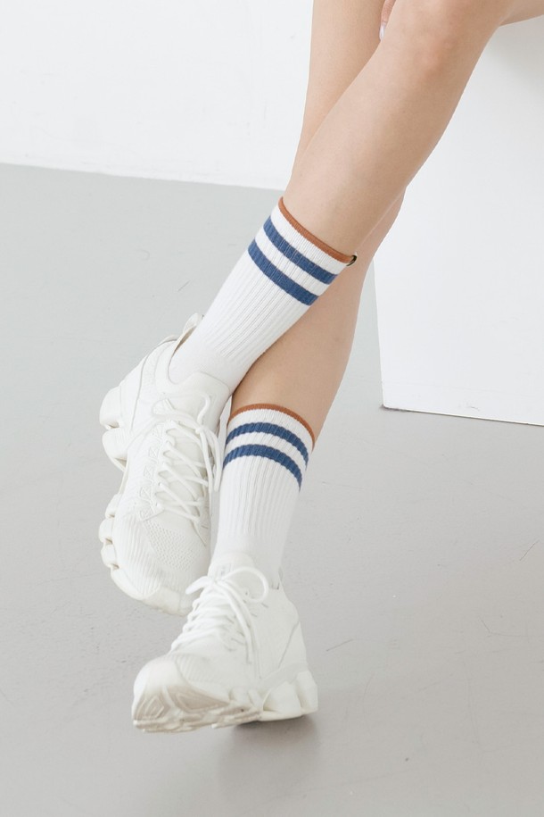 스트라이프 크루 삭스 WH는 캐주얼, 스포티, 미니멀 스타일을 모두 소화하는 공용 양말입니다. 화이트, 그린, 블랙 세 가지 색상으로 출시되었으며, 사계절 내내 활용 가능한 중간 두께감의 면, 폴리에스테르, 폴리우레탄 혼방 소재입니다. 부드러운 촉감과 신축성을 갖춰 편안한 착용감을 제공하며, 미드렝스 크루 스타일과 탄탄한 상단 밴드가 특징입니다. 립 구조와 NITINA(니티나) 포인트 라벨로 디자인 포인트를 더해 동네 마실룩, 산책룩과 같은 TPO 에도 잘 어울립니다.
