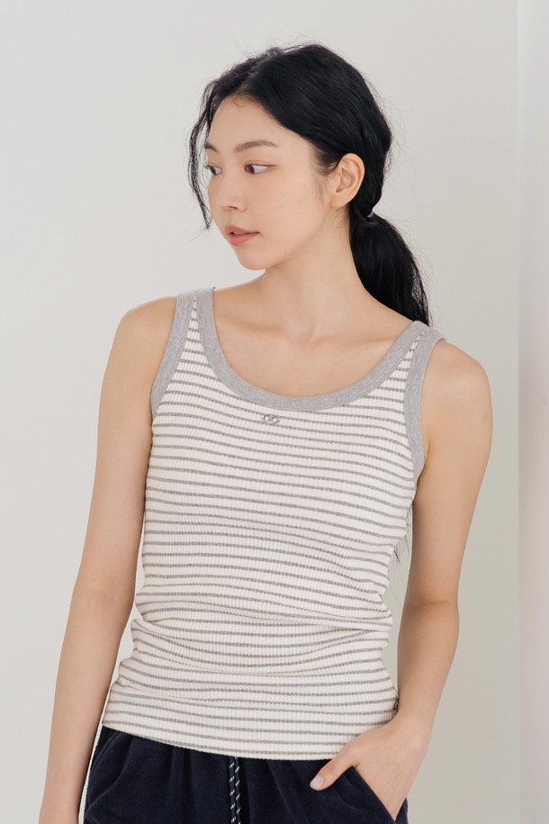 아카이브 슬리브리스 2 멜란지 그레이/스트라이프는 여성용 슬리브리스로, 멜란지 그레이, 화이트, 블랙 세 가지 색상으로 제공됩니다. 봄, 여름, 가을, 세 계절 모두 착용 가능하며, 베이직하면서도 스포티한 스타일을 연출합니다. 면과 스판덱스 혼방 소재로 제작되어 부드러운 촉감과 뛰어난 신축성, 통기성을 자랑하며, 라운드넥과 레귤러핏으로 편안하게 착용할 수 있습니다. 하트 자수 디테일이 포인트이며, 단독 또는 이너로 활용하기 좋습니다. 피트니스룩 또는 요가/필라테스룩, 스포티 및 미니멀 스타일을 선호하는 분들께 추천합니다.