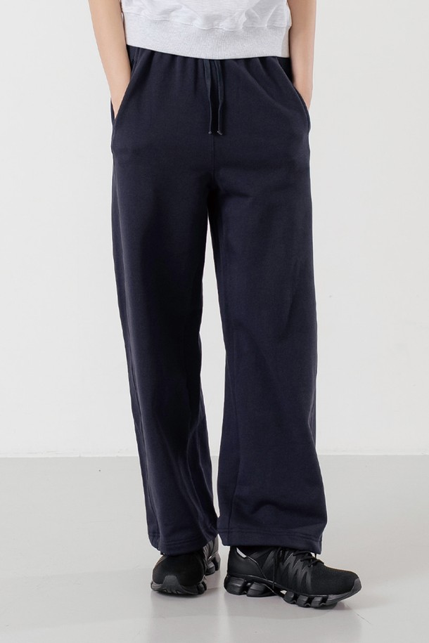 스트링 조거 팬츠 NY는 캐주얼, 스포티, 미니멀 스타일을 모두 아우르는 조거 팬츠입니다. 블랙과 멜란지 그레이 두 가지 색상으로 출시되어, 봄, 가을 시즌에 적합하며 일상 및 스포츠 활동 모두에 활용 가능합니다. 허리 밴딩과 스트링 디테일, 와이드 실루엣, 밑단 스트링으로 편안함과 스타일을 동시에 잡았습니다. 부드러운 면과 폴리에스테르 혼방 소재로 제작되어 뛰어난 착용감을 선사하며, 루즈핏으로 편안하게 즐길 수 있습니다. 동네 마실룩, 집콕룩, 산책룩 등 다양한 TPO에 맞춰 활용해보세요.
