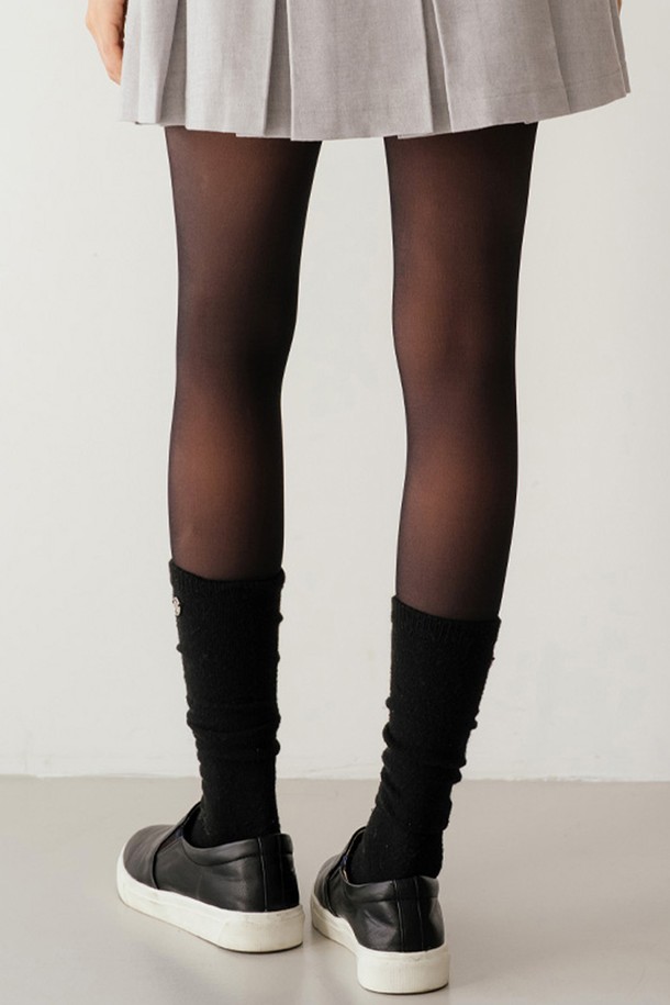 베이지와 블랙 투톤 배색이 돋보이는 여성용 스킨 타이즈입니다. 나일론과 스판덱스 혼방 소재로 제작되어 뛰어난 신축성을 자랑하며, 가을과 겨울에 따뜻하게 착용하기 좋습니다. 미니멀하고 캐주얼한 스타일에 잘 어울리며, 일상복으로 활용하기 좋습니다. 투톤 디자인으로 개성 있는 스타일을 연출해보세요.
