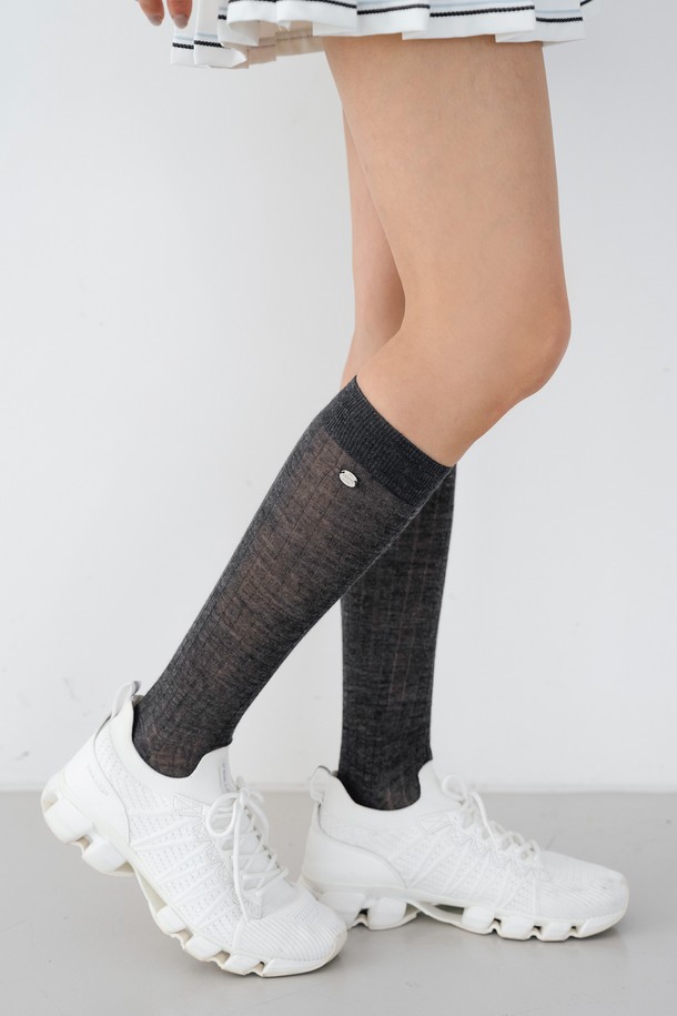 "시스루 니삭스 CH"는 차콜, 블랙, 아이보리, 베이지 4가지 컬러로 출시되어 어떤 스타일에도 매치하기 좋은 여성용 니삭스입니다. 울, 아크릴, 폴리에스테르 혼방 소재로 제작되어 부드러운 촉감과 신축성을 제공하며, 사계절 내내 착용 가능합니다. 시스루 반투명 디자인과 세로 리브 패턴, 슬림 실루엣이 다리 라인을 더욱 돋보이게 합니다. 데이트룩, 카페룩, 모임룩 등 다양한 TPO에 미니멀, 클래식, 걸리시 스타일을 더해 세련된 룩을 연출해보세요. 니티나 엠블럼 디자인 장식으로 포인트를 더했습니다.
