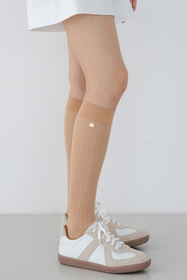 "시스루 니삭스 BG"는 여성스러운 분위기를 연출하는 시스루 소재의 니삭스입니다. 메리노울, 아크릴, 폴리에스테르 혼방으로 제작되어 부드러운 촉감과 신축성을 제공하며, 사계절 내내 착용 가능합니다. 세로 리브 디자인과 슬림 라인 실루엣이 다리를 더욱 가늘어 보이게 하며, 발목 부분에는 NITINA 엠블럼이 포인트로 디자인되었습니다. 데이트룩, 카페룩, 쇼핑룩 등 다양한 TPO에 활용 가능하며, 미니멀, 클래식, 걸리시 스타일을 즐겨 입는 분들께 추천합니다. 총길이 38cm로, 얇은 두께감으로 시원하게 착용할 수 있습니다.
