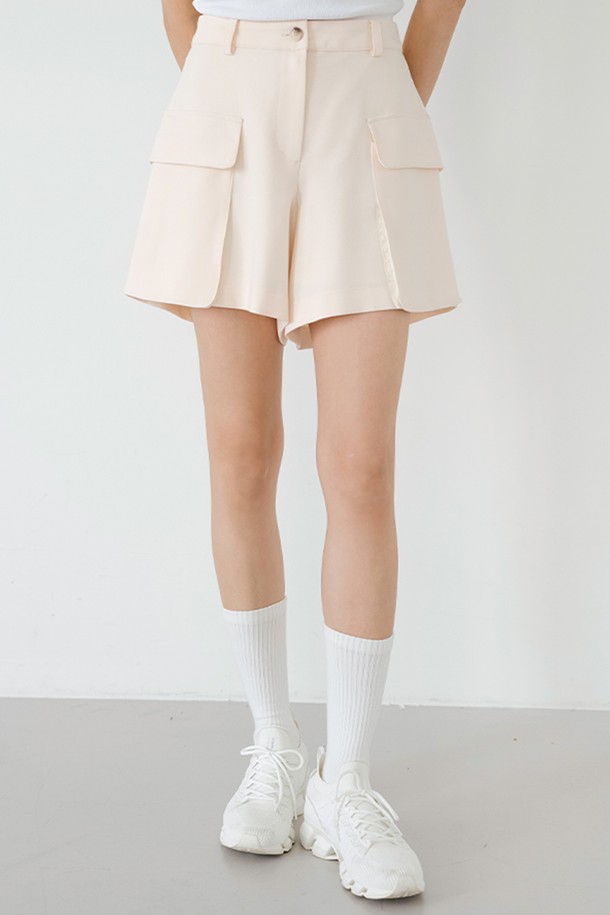 포켓 A라인 숏팬츠 CM은 여성용 숏팬츠입니다. 크림, 다크네이비 두 가지 색상으로 출시되었으며, 봄, 여름, 가을 계절에 데일리웨어, 데이트룩, 동네 마실룩으로 활용하기 좋습니다. 폴리에스터, 레이온, 스판 혼방 소재로 제작되어 구김 방지 기능과 중간 두께감, 슬림핏 A라인 핏을 자랑합니다. 사이드 포켓 디테일이 있으며, 신축성이 있고 비침 걱정 없이 편안하게 착용할 수 있습니다.
