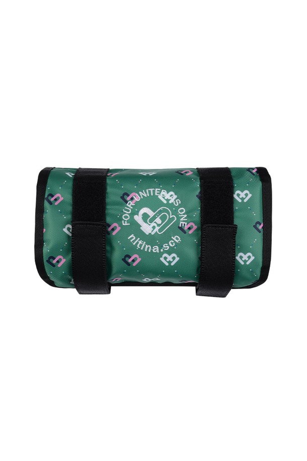 **카트 파우치 GR/PRINT**

필드와 일상, 어느 곳에서든 스타일리시하게 활용 가능한 골프 파우치입니다. 스포티하고 캐주얼한 무드를 연출하며, 그린, 블랙, 블루, 블랙 데님 등 다양한 컬러 옵션을 제공합니다. 가볍고 튼튼한 폴리에스테르와 면 혼방 소재로 제작되었으며, 넉넉한 수납공간과 카트 부착 기능으로 실용성을 높였습니다. 벨크로형 잠금 방식으로 간편하게 사용할 수 있으며, 프린트 및 로고 패턴으로 포인트를 더했습니다. 골프 용품은 물론, 간단한 소지품을 보관하기에도 용이한 다용도 파우치입니다.
