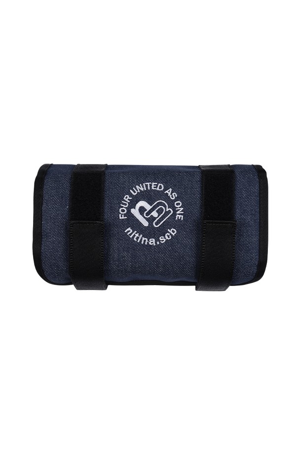 카트 파우치 BL(데님)은 골프 라운드를 위한 실용적인 디자인의 카트 파우치입니다. 블루, 블랙, 그린 3가지 색상으로, 면과 폴리에스테르 혼방 소재로 제작되어 가볍게 사용할 수 있습니다. 무지 디자인에 사각 형태로, 다용도 수납이 가능하여 골프 용품을 편리하게 보관할 수 있습니다. 심플하고 캐주얼한 스타일로 골프룩에 잘 어울리며, 카트 걸이형으로 편의성을 더했습니다. FREE 사이즈로 출시되었습니다.
