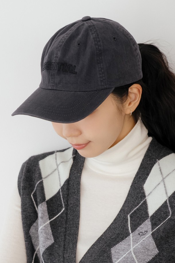 빈티지 볼캡 D/GY는 남녀 모두 착용 가능한 캐주얼하고 스포티한 스타일의 볼캡입니다. 라이트 그레이, 블루, 다크 그레이 3가지 색상으로 출시되어 다양한 룩에 매치하기 좋습니다. 면 소재로 제작되어 편안한 착용감을 제공하며, 깊은 모자 깊이와 데님 라이크 촉감으로 빈티지한 멋을 더했습니다. 로고와 레터링 자수, 스트랩 디테일이 돋보이며, 사이즈 조절 기능으로 편안하게 착용할 수 있습니다. 산책룩에 활용하기 좋은 아이템입니다.
