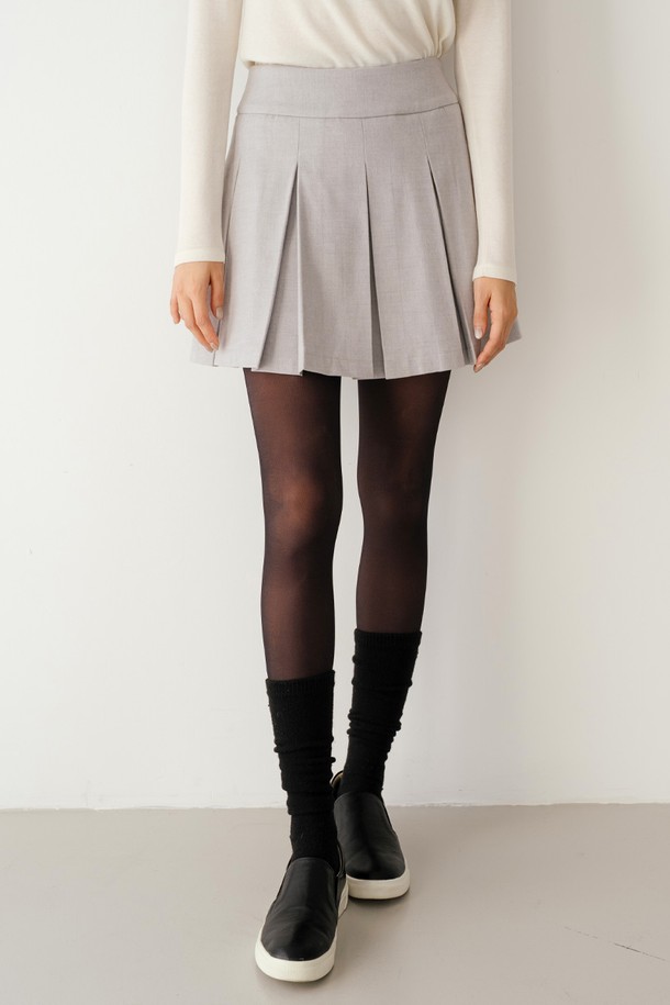 "울 블렌드 플리츠 스커트 2 라이트/그레이"는 여성용 플리츠 스커트입니다. 가을, 겨울 시즌에 어울리는 두꺼운 두께감과 부드러운 촉감의 울 블렌드 소재로 제작되었습니다. 클래식하고 베이직한 디자인으로 오피스룩, 출근룩, 모임룩 등 다양한 때와 장소에 활용 가능합니다. 라이트 그레이, 멜란지 그레이, 베이지, 블랙 등 다채로운 4가지 색상으로 만나보세요. 안감이 있어 편안하게 착용할 수 있는 플리츠 스커트입니다.